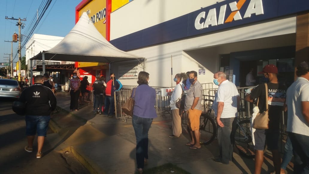 Centenas de pessoas aglomeram-se na Caixa Econômica Federal em busca de atendimento. Foto: Julia Vasquez/Rádio Caçula.