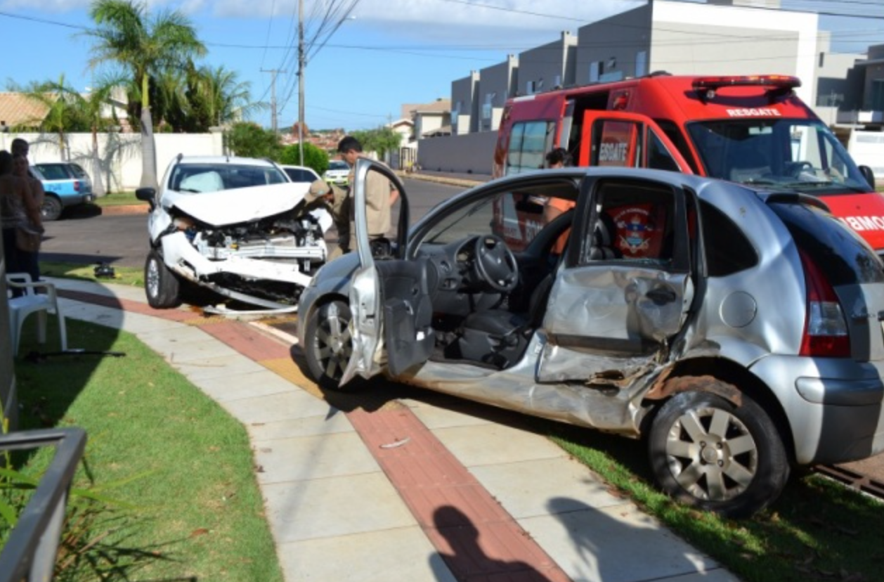 Os dois carros ficaram danificados. (Foto: Simão Nogueira)