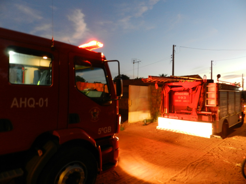 Corpo de Bombeiros em ação, atendendo a uma ocorrência.Foto: Rádio Caçula