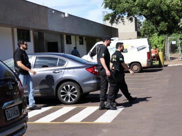 Equipe da força-tarefa deixa sede do TCE-MS (Foto: Henrique Kawaminami)