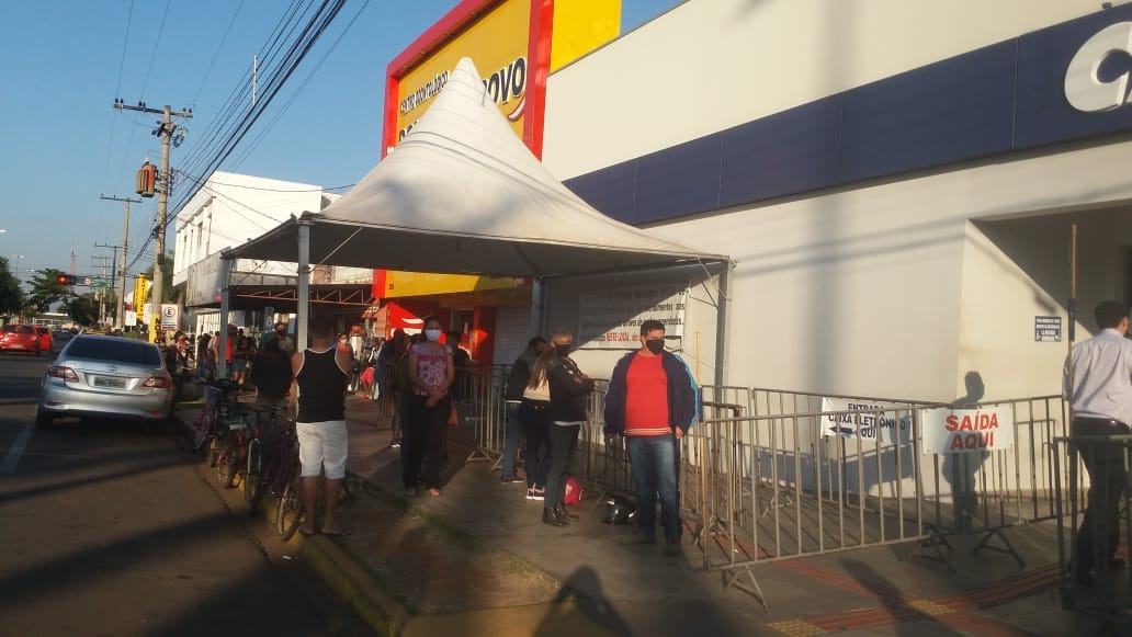 Centenas de pessoas aglomeram-se na Caixa Econômica Federal em busca de atendimento. Foto: Julia Vasquez/Rádio Caçula.