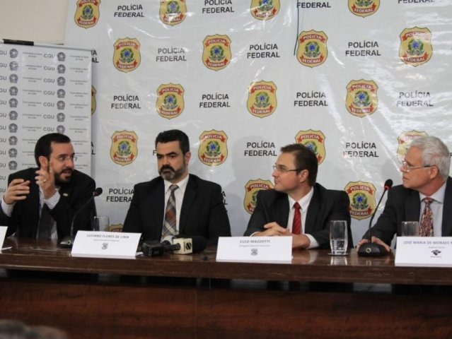 Da esquerda para a direita, José Paulo Barbieri, superintendente da CGU (Controladoria-Geral da União), o superintendente regional da PF Luciano Flores de Lima, o delegado Cleo Mazzotti e o auditor fiscal José Maria de Moraes Nogueira durante coletiva de imprensa (Foto: Marina Pacheco)