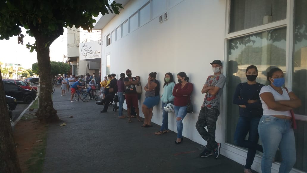 Centenas de pessoas aglomeram-se na Caixa Econômica Federal em busca de atendimento. Foto: Julia Vasquez/Rádio Caçula.