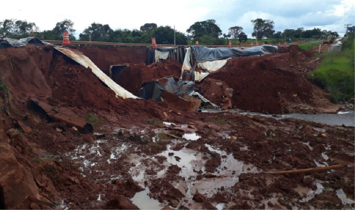 Parte da MS-338, que liga a cidade até Bataguassu, foi levada junto com a tubulação de drenagem que rompeu com a água. (Foto: Celso Santos/Santa Rita do Pardo News)