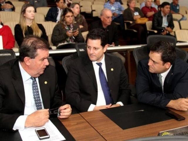 Deputados Eduardo Rocha (MDB), Renato Câmara (MDB) e Márcio Fernandes (MDB), durante sessão (Foto: Victor Chileno/ALMS)