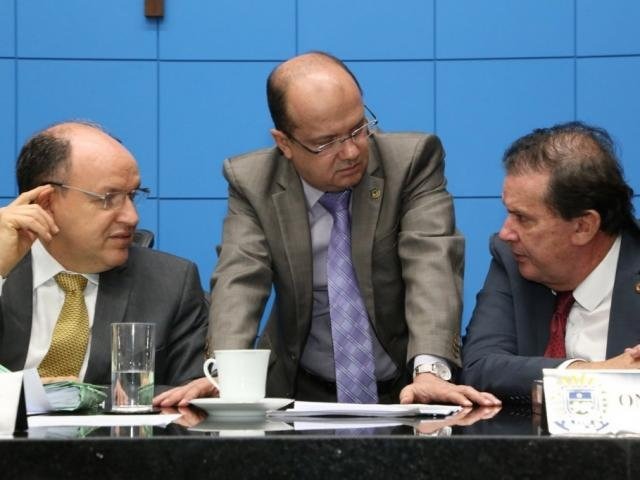 Deputados Junior Mochi (MDB), José Carlos Barbosa (DEM) e Eduardo Rocha (MDB), durante sessão (Foto: Victor Chileno/ALMS)