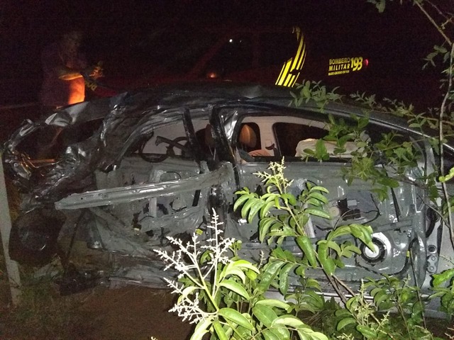 Veículo ficou completamente destruído, após capotar diversas vezes - Foto: Divulgação / 5ºGBM