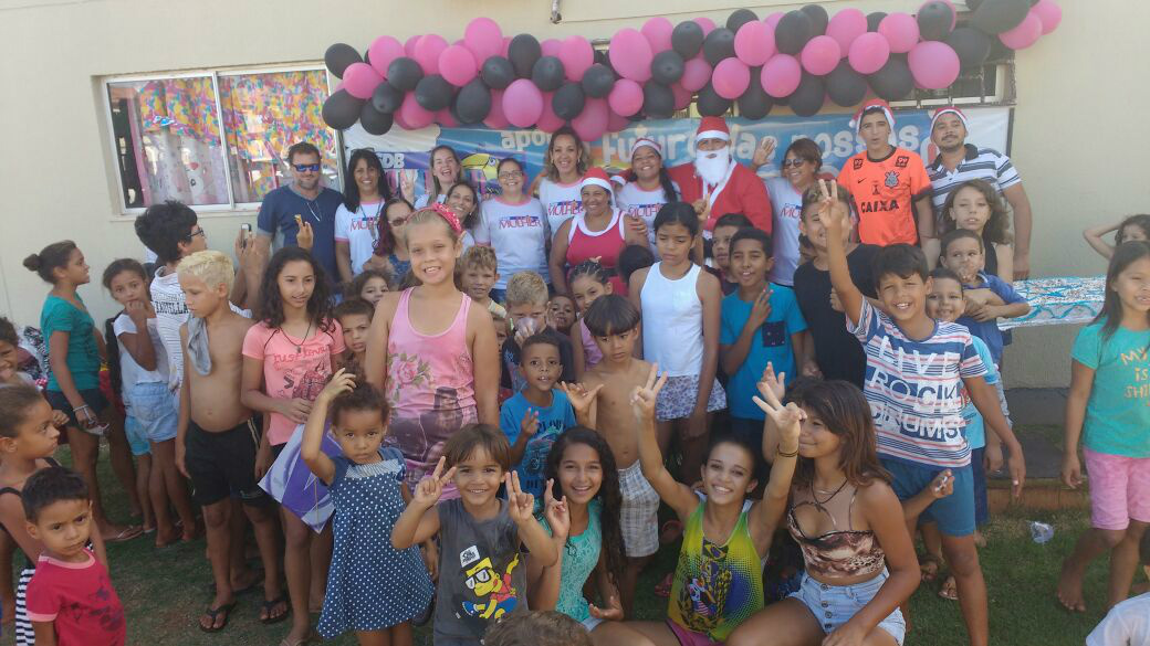 Voluntários fazem festa em comemoração ao Natal no residencial Novo Oeste