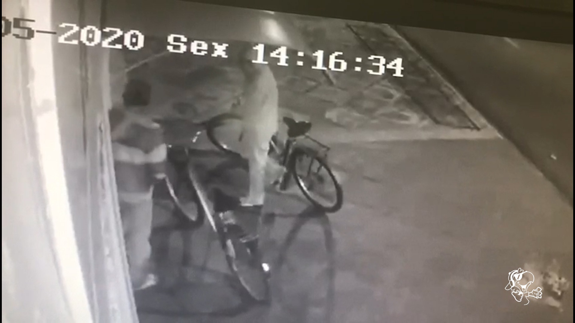 Os autores durante furto qualificado.Foto: Reprodução.