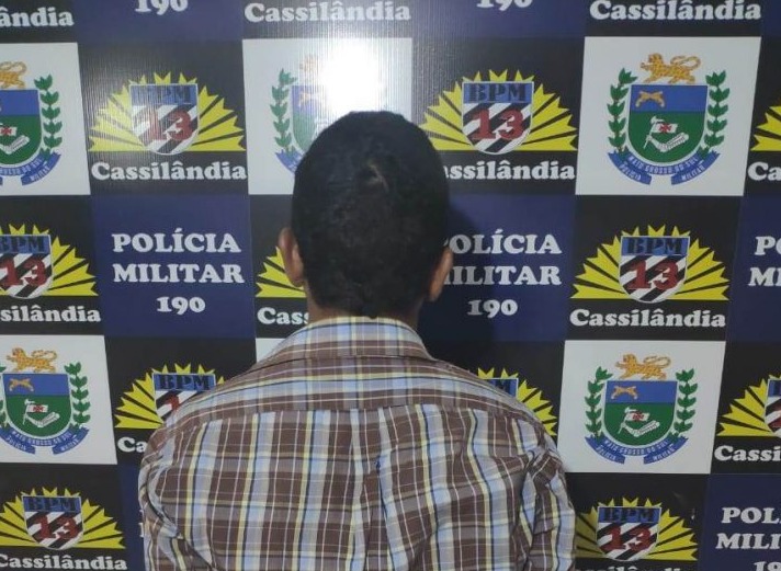 Homem (28) preso devido mandado de prisão em aberto. Foto: 13º BPM.