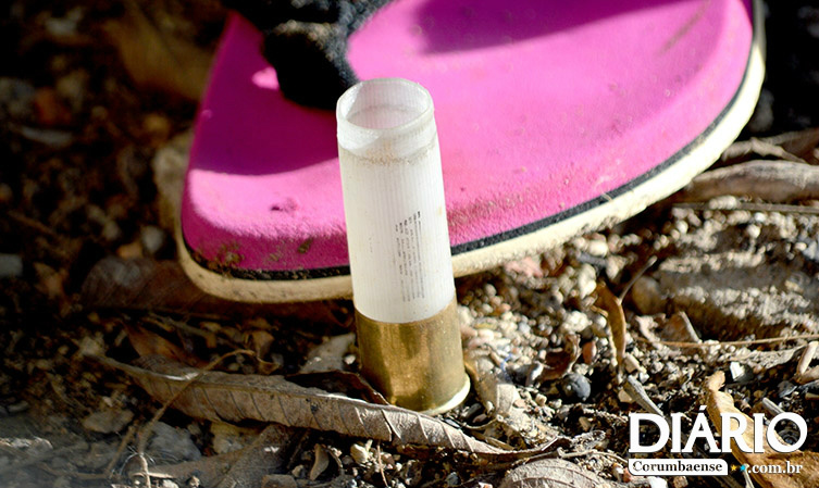 Cápsula deflagrada foi encontrada ao lado do corpo de Marcel. Foto: Anderson Gallo/Diário Corumbaense