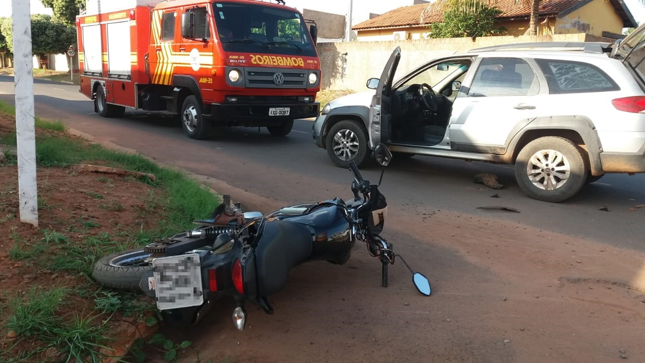A colisao entre os condutores da  motocicleta e do veículo aconteceu entre os cruzamentos das ruas Manoel Pedro  Campo  com  a  rua  Julio  Mancini, no    bairro  Santa   Rita. Foto: 5º GBM.