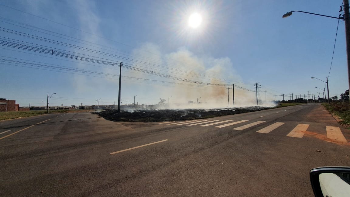 O fogo se alastrou no loteamento. Foto: Direto das ruas.