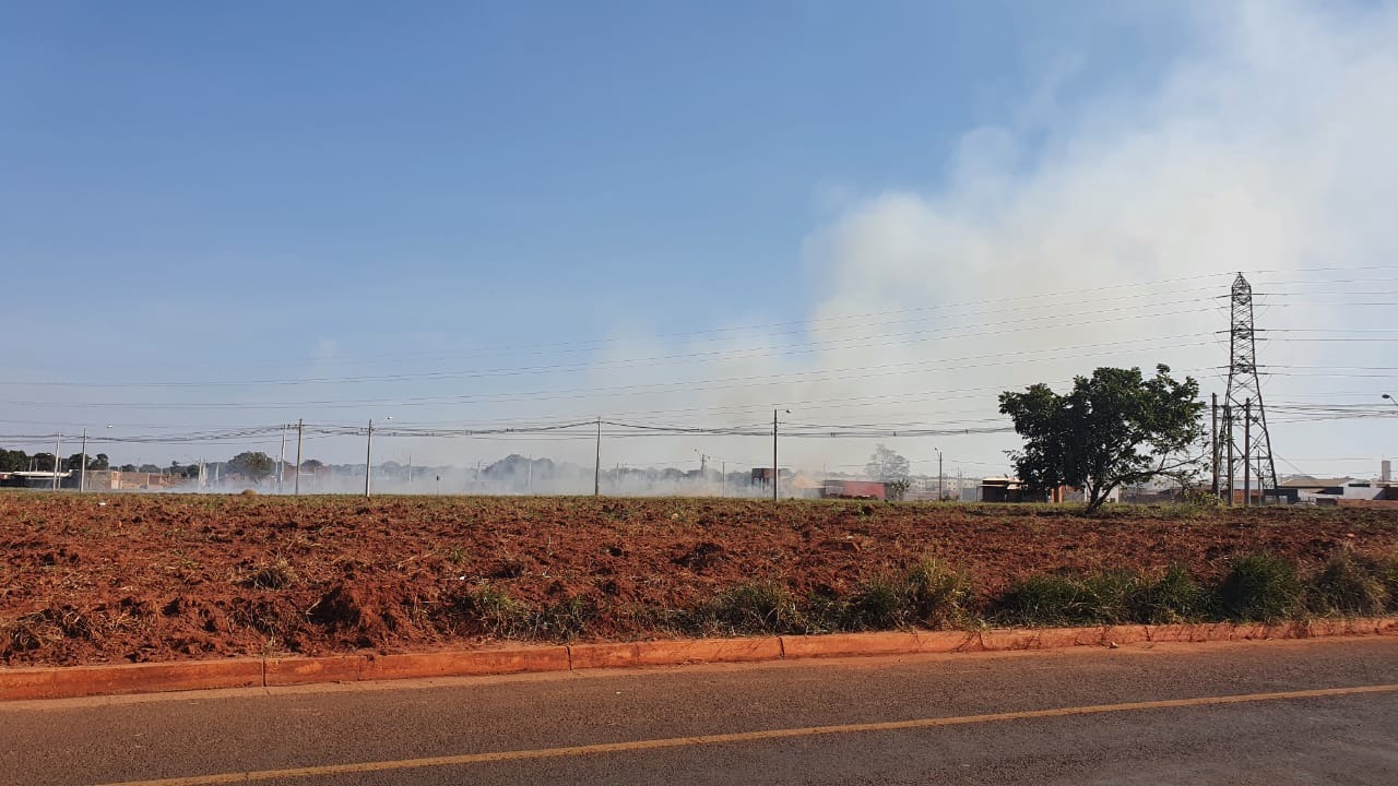 O fogo se alastrou no loteamento. Foto: Direto das ruas.