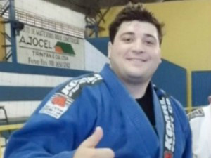 03/07/2015 10h09 - Atualizado em 03/07/2015 10h09Justiça nega habeas corpus a lutador acusado de matar engenheiro em MSRelator cita brutalidade do crime para manutenção da prisão do réu.Defesa alegou que acusado tem condições de responder em liberdade.Do G1 MSFacebookRafael Martinelli Queiroz, 27 anos, lutador suspeito de matar hóspede de hotel em MS (Foto: Divullgação)