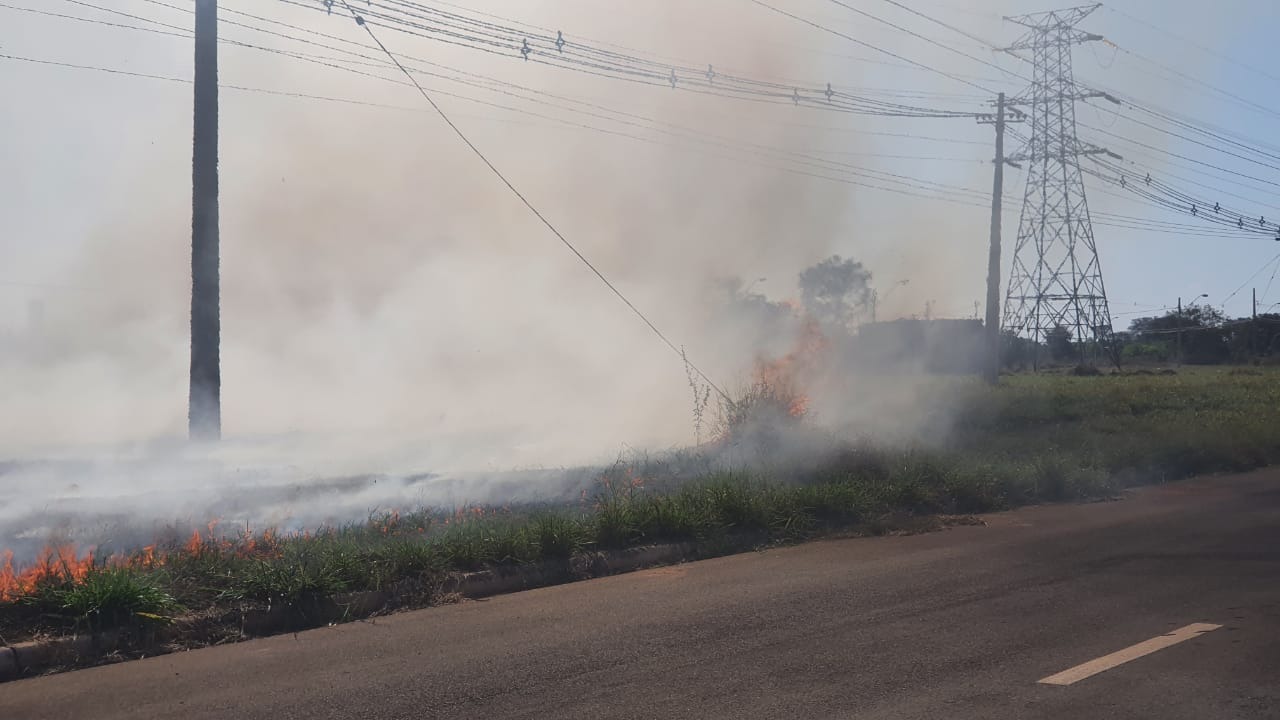 O fogo se alastrou no loteamento e também perto de fios de transmissão elétrica. Foto: Direto das ruas.