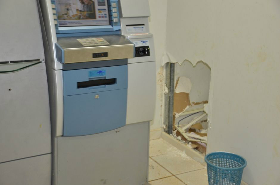 Bandidos tentaram arrombar caixa eletrônico, mas não conseguiram levar dinheiro - Foto: Taquarussu News