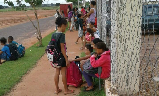 Crianças saem de casa por volta das 5h30 para conseguirem pegar o ônibus. (Foto: Divulgação).