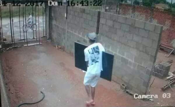 Câmeras do circuito de segurança da casa filmou toda a ação.
