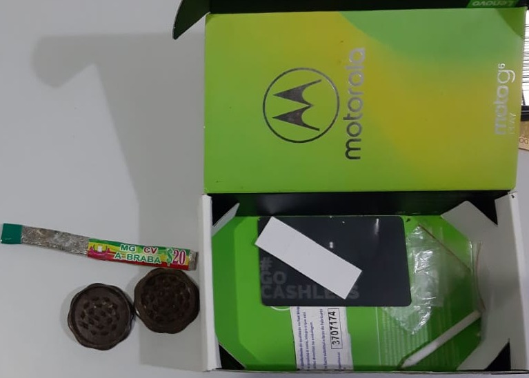 O  cigarro de maconha foi encontrado dentro de um mochila. Foto: 2º BPM.