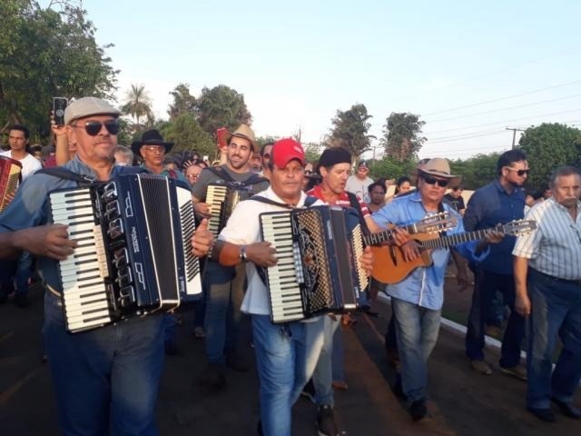 Cortejo teve viola e sanfonas no Cemitério Monte das Oliveiras. (Fotos: Alana Portela / Campo Grande News)