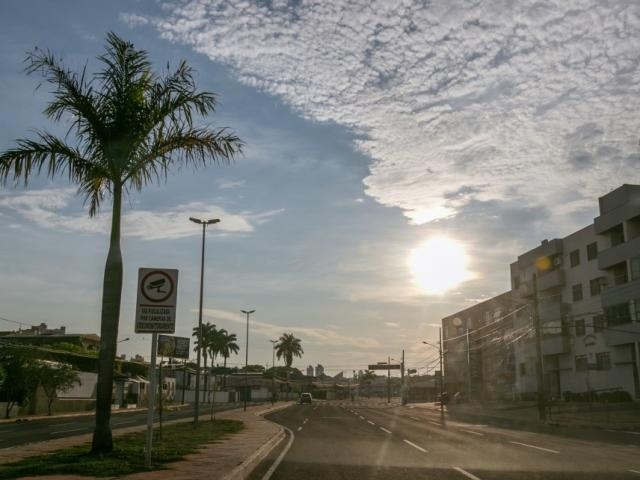 Campo Grande no início desta manhã; Inmet prevê chuva a qualquer hora do dia. (Foto: Henrique Kawaminami)