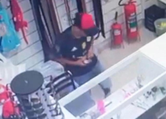 Câmeras de segurança flagraram a ação criminosa