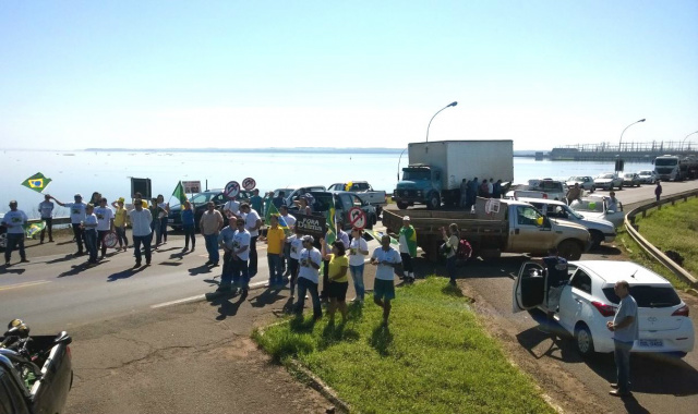 Manifestantes bloquearam o trânsito na usina de Jupiá por 50 minutos. 
