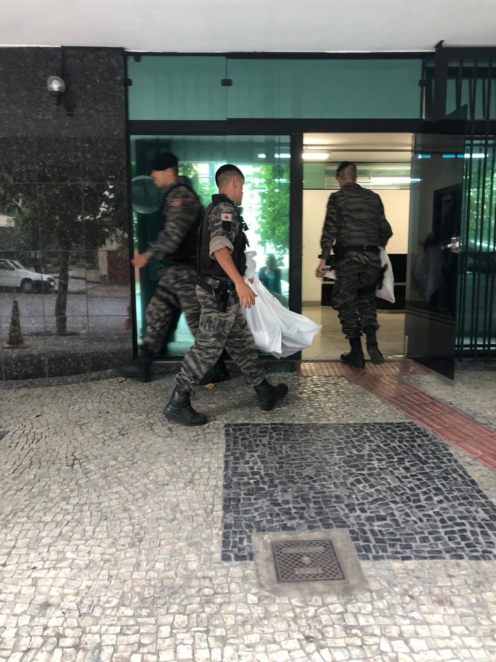 Policiais cumprem mandado na Região Centro-Sul de Belo Horizonte — Foto: Carlos Amaral/G1