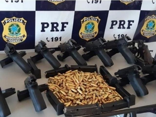 Armas encontradas escondidas no tanque de combustível. Foto: PRF.