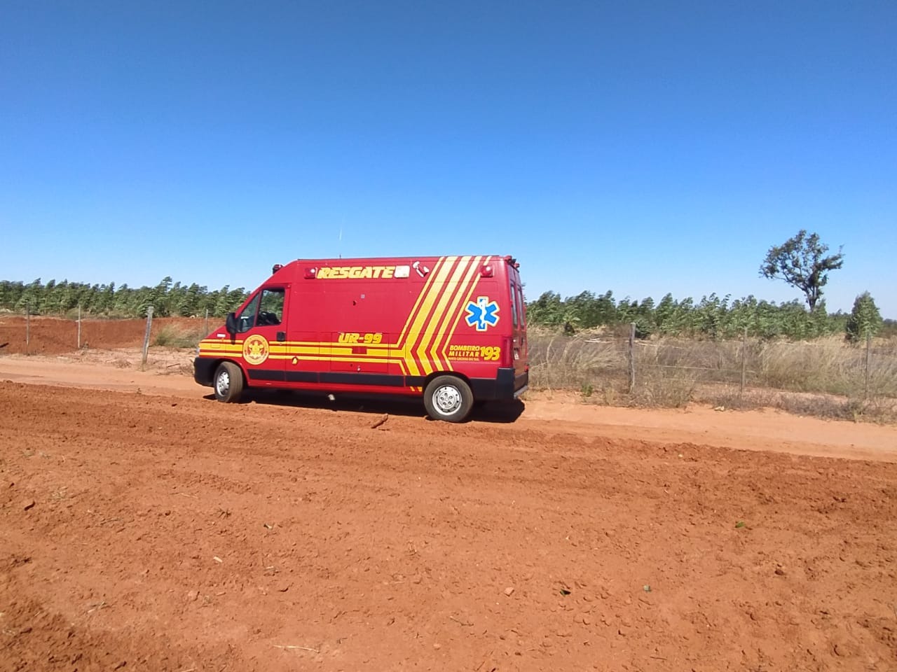 Foi feita a retirada da mulher e sua imobilização e, na seqüência, a vítima foi  conduzida ao Hospital Auxiliadora. Foto: 5ºGBM