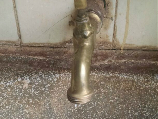 Moradores estão sem água desde às sete horas da manhã de ontem em Dourados.