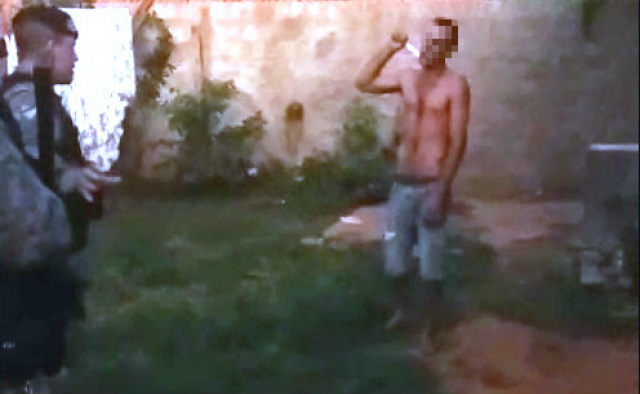 Homem apontava uma faca para o pescoço e falava que iria se matar. (Imagens: Divulgação).