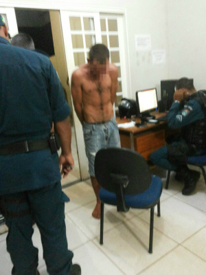 Morador foi levado para a delegacia de Polícia Civil.