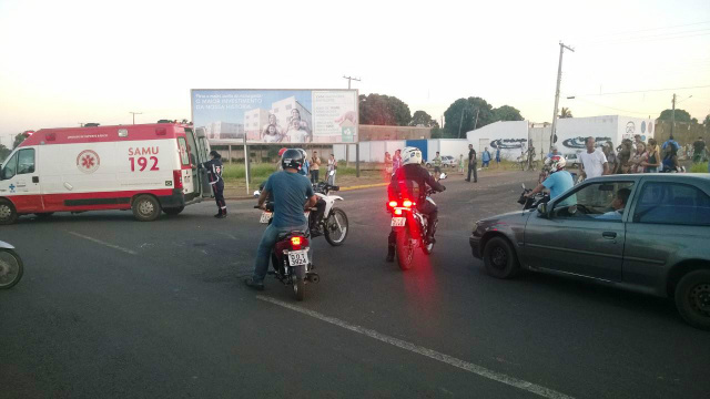 Vítima foi socorrida pelo Samu e encaminhada ao hospital Nossa Senhora Auxiliadora. (Foto: Lucas Gustavo).