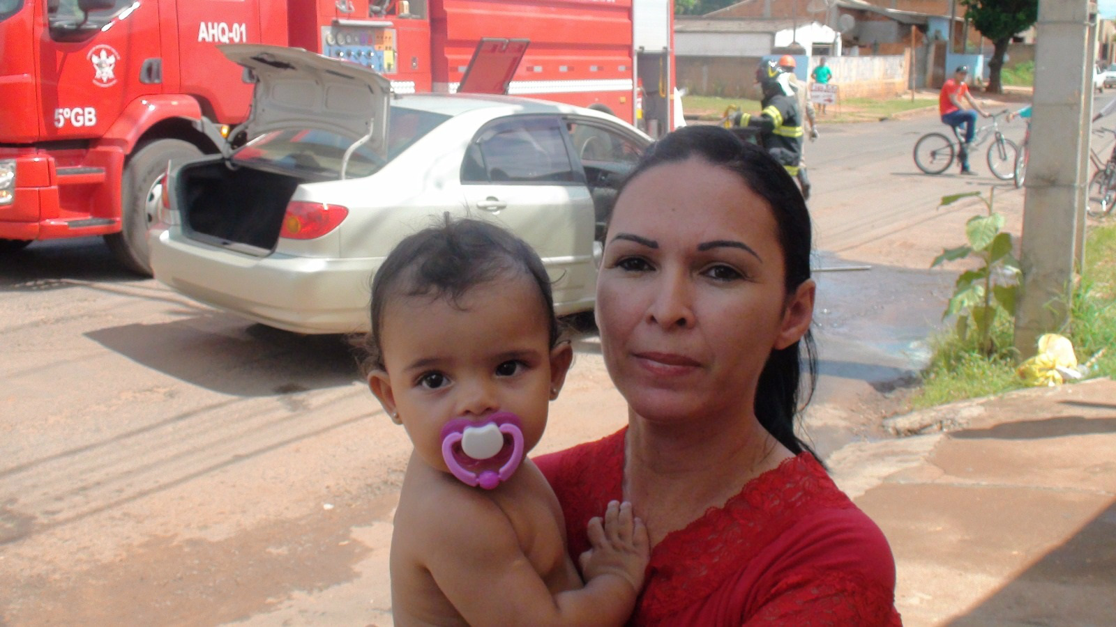 A mãe da bebê de 1 ano levou um susto ao ver que seu carro pegava fogo na via. Foto: Rádio Caçula