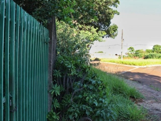 Portão de casa onde ocorreu o crime (Foto: Rodrigo Kawaminami) Site Campo Grande News