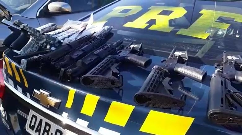 Os policiais encontraram uma arma de fogo do tipo pistola, alimentada com um carregador municiado com 15 munições 9mm, na cintura do homem. Foto: PRF.