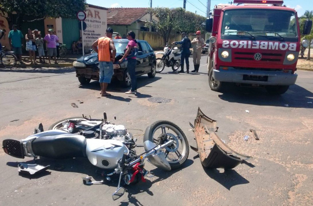 Acidente aconteceu neste sábado (2). (Fotos: Rádio Caçula).