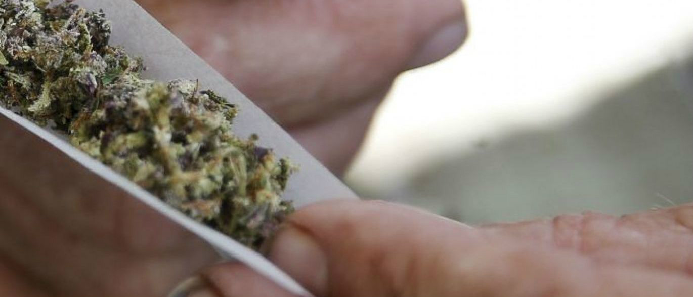 Casal é preso fumando maconha na frente dos filhos