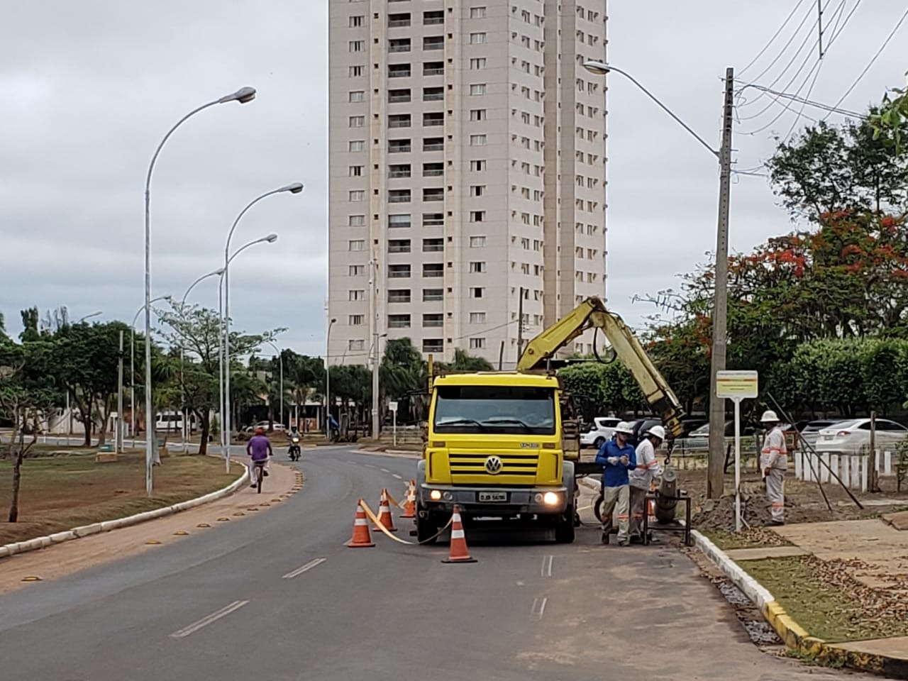 A concessionária Elektro segue nas ruas realizando os reparos na rede elétrica do município - Foto: Fábio Campos / Rádio Caçula