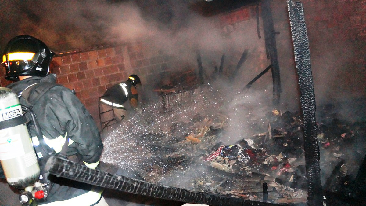 Casa incendiada na Vila Popular - foto: Vitor Santos  