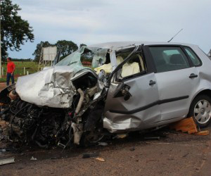 Motorista colide com carreta que saía de posto