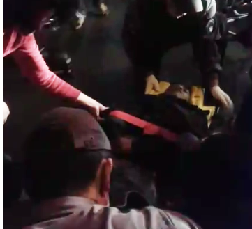 Momento em que a vítima era socorrida pelo resgate do Corpo de Bombeiros ( Marcelo Valarini )