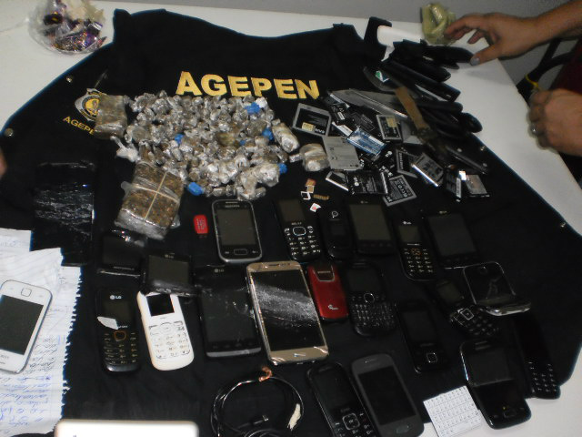 Foram apreendidos 23 celulares e 25 baterias avulsas, 32 carregadores, dois chips, sete armas artesanais, oito fones de ouvido e 156 papelotes de maconha.