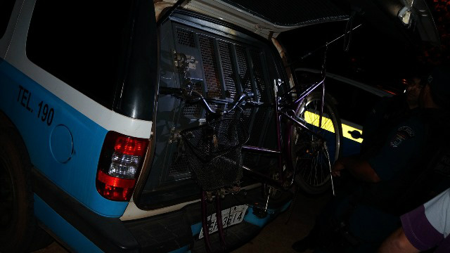 Foto: Rádio Caçula/Vitor RafaelPoliciais encontraram uma bicicleta furtada na residência dos agressores 