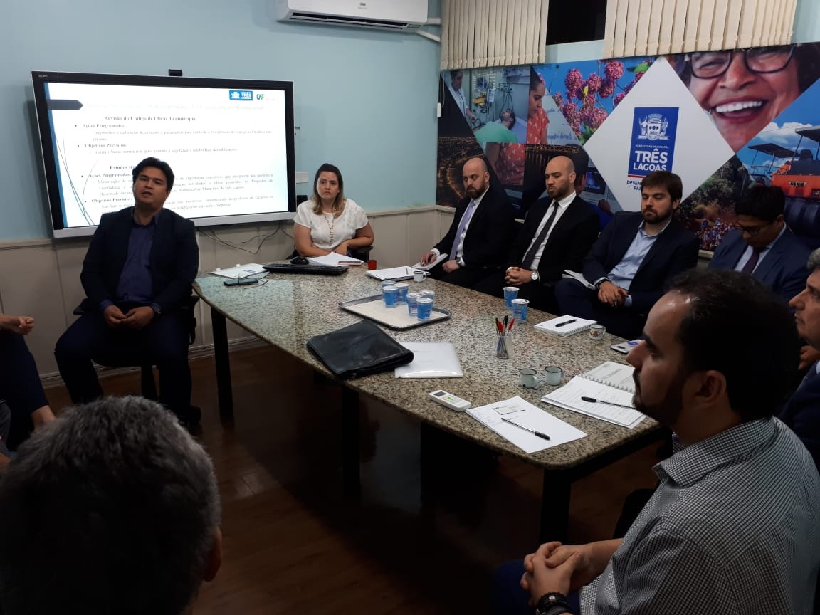 Secretário Municipal de Infraestrutura, Transporte e Trânsito (SEINTRA) Adriano Barreto apresentando as propostas para os representantes do Banco CAF. Foto: Rádio Caçula.
