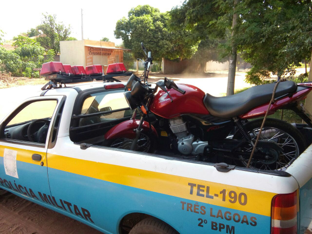Motocicleta foi levada para a 1ª delegacia de Polícia Civil. (Foto: Rádio Caçula).