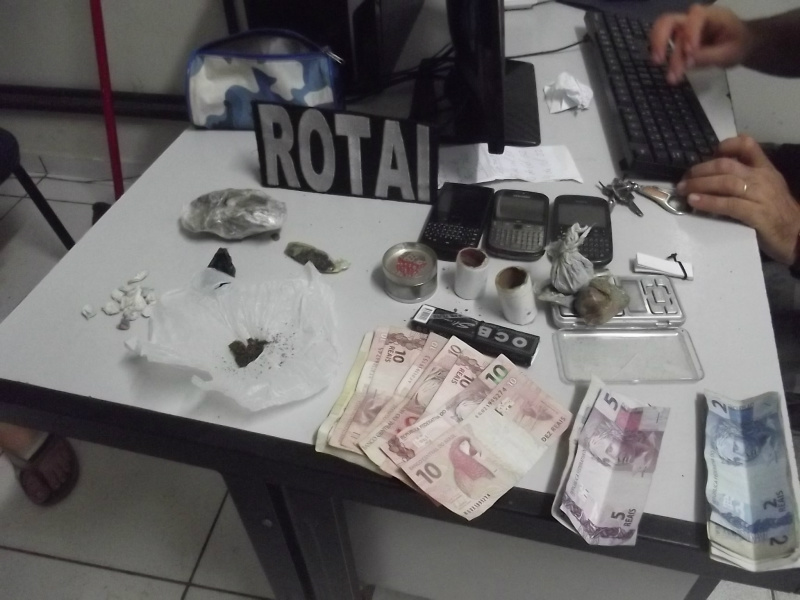 Dinheiro e drogas foram apreendidos com os menores. Foto: Rádio Caçula