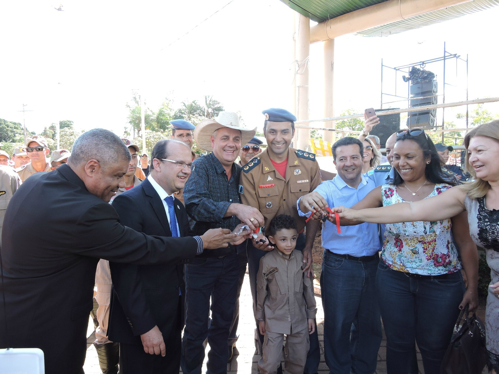 Foram entregues as viaturas para PM e para o Corpo de Bombeiros. Foto: Rádio Caçula
